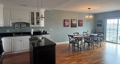 Cozy 2-bedroom condo in New Buffalo with indoor/outdoor pools