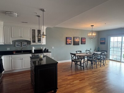 Cozy 2-bedroom condo in New Buffalo with indoor/outdoor pools