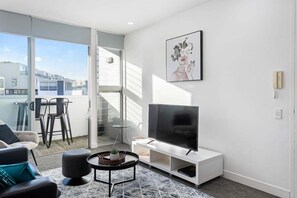 TV - Chic City Oasis with Parking & Resort Amenities near Wynyard Quarter (Auckland CBD)