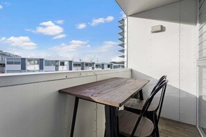 Outdoor dining - Chic City Oasis with Parking & Resort Amenities near Wynyard Quarter (Auckland CBD)