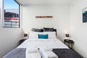 1 bedroom, iron/ironing board, WiFi, bed sheets - Chic City Oasis with Parking & Resort Amenities near Wynyard Quarter (Auckland CBD)
