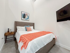 Room - Loft w/ Gym 5 Miles to Disney & Pet Friendly (Santa Ana)