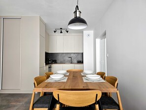 Dining - Coastline Residence - Designer Stay (Lukecin)