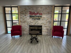 Lobby - Hometowne Studios By Red Roof Birmingham (Birmingham)
