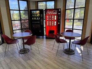 Vending machine - Hometowne Studios By Red Roof Birmingham (Birmingham)
