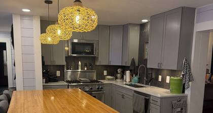 Family-Friendly 4 Bedroom home with Lake Access - w/Kayaks/SUP's/Water Mat