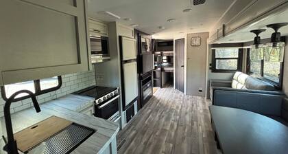 Cozy 30 Foot Travel Trailer Minutes from Denali Park Entrance with AC