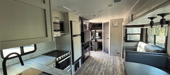 Cozy 30 Foot Travel Trailer Minutes from Denali Park Entrance with AC