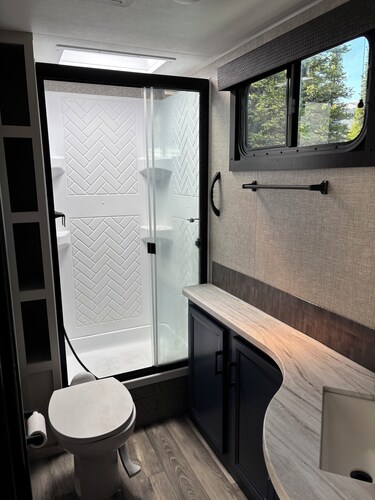 Cozy 30 Foot Travel Trailer Minutes from Denali Park Entrance with AC