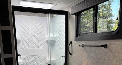 Cozy 30 Foot Travel Trailer Minutes from Denali Park Entrance with AC