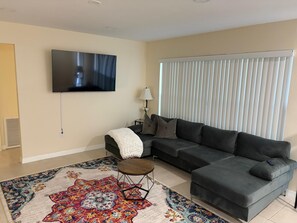 Living area - Cozy 2-bedroom house in peaceful Port Richey with AC (Port Richey)