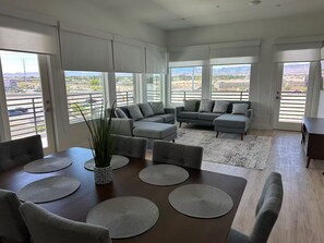 Living area - 3BR Penthouse w 5 beds Peaceful Views of Mountains (Las Vegas)