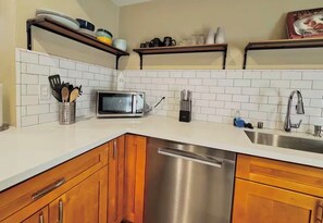 Private kitchen - Downtown Zen Apartment (Sacramento)