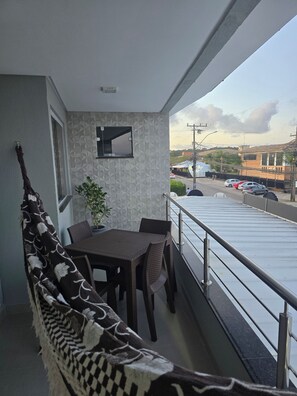 Outdoor dining - Luxury apartment 200 meters from the beach. (Porto Seguro)