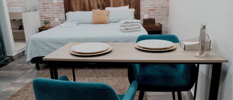 1 habitación, tabla de planchar con plancha, wifi gratis y ropa de cama