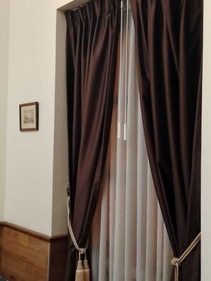 Habitación triple familiar, patio, vista al patio | Interior