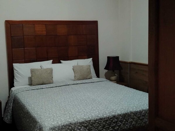 Familien-Dreibettzimmer, Terrasse, Blick auf den Innenhof