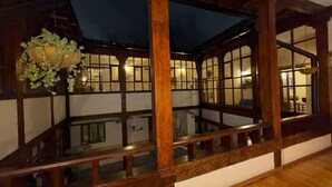 A traditional Japanese-style room with wooden beams, tatami flooring, and a hanging plant. - Hotel Casa Olmedo (Quito)