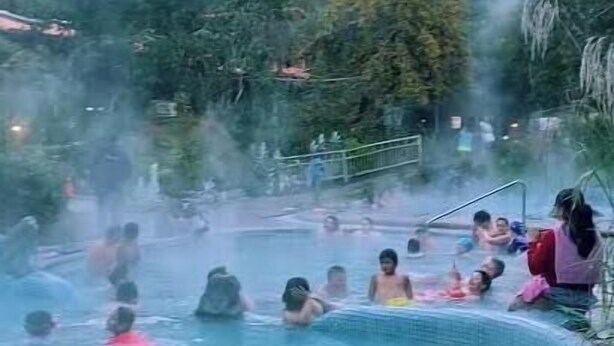 A hot spring with people in the water, surrounded by trees. - Hotel Casa Olmedo (Quito)