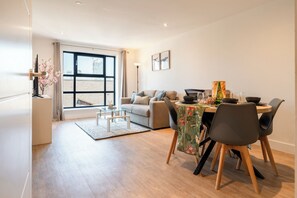 Dining - Stunning Sky View Apartment | Parking | O2 | City (Deritend)