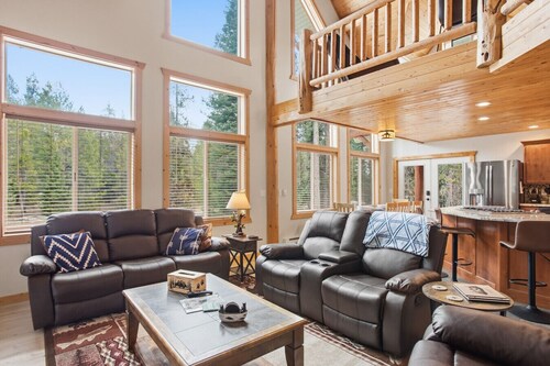 Lariat Lodge | Hot Tub, Yellowstone, Pizza Oven, Pets, Log Cabin!