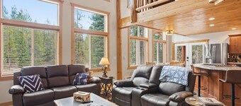 Lariat Lodge | Hot Tub, Yellowstone, Pizza Oven, Pets, Log Cabin!