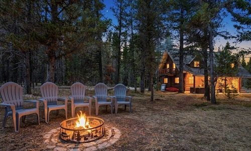 Lariat Lodge | Hot Tub, Yellowstone, Pizza Oven, Pets, Log Cabin!