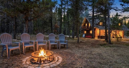 Lariat Lodge | Hot Tub, Yellowstone, Pizza Oven, Pets, Log Cabin!