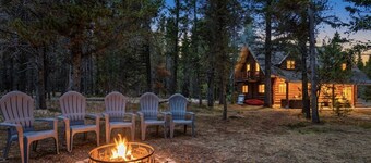 Lariat Lodge | Hot Tub, Yellowstone, Pizza Oven, Pets, Log Cabin!