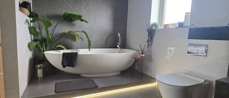บ้านพัก, 3 ห้องนอน, สูบบุหรี่ได้, ลานระเบียง | ห้องน้ำ