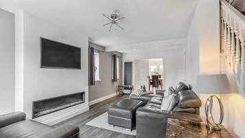 House, 3 Bedrooms, Smoking, Patio | Living area | Books