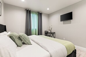 3 bedrooms, desk, iron/ironing board, free WiFi - Modern 3BR Near SoFi, Intuit Dome, LAX, Hollywood, w/75" TV, Free Wifi/parking, (Los Angeles)