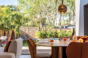Outdoor dining - 2 Villas • Beach • Pools • Large groups (Agde)