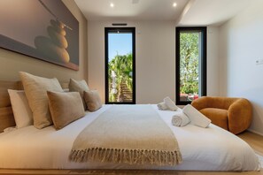 6 bedrooms, iron/ironing board, travel cot, WiFi - 2 Villas • Beach • Pools • Large groups (Agde)