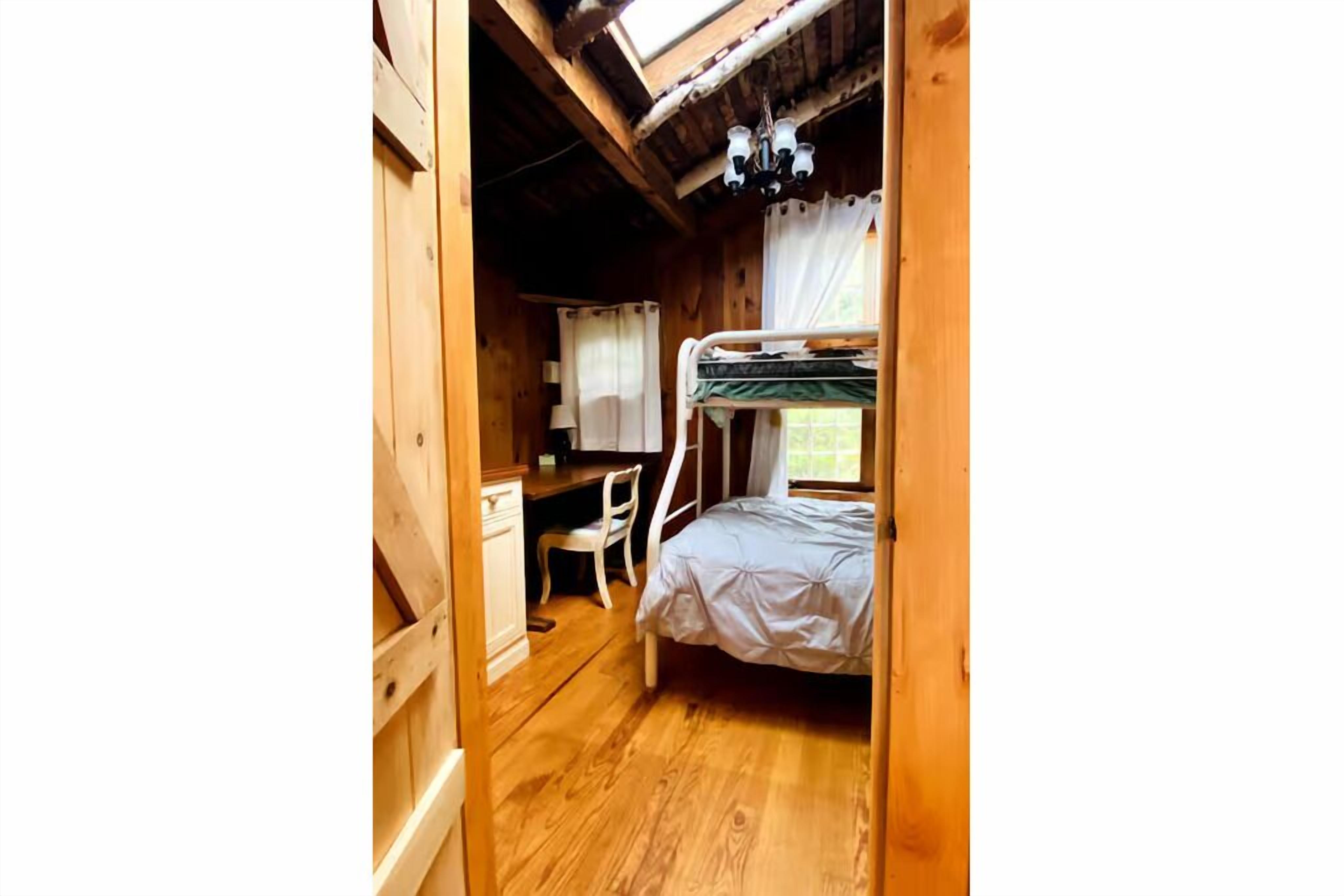 4 bedrooms, desk, free WiFi, bed sheets
