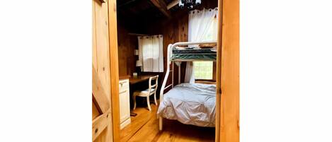 4 bedrooms, desk, free WiFi, bed sheets