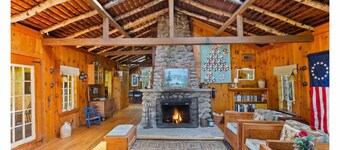 Charming, Rustic, 4-bedroom cabin near Gregg Lake, perfect for your getaway!