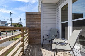 Property grounds - 4 min walk to beach | 15 min walk to CB Boardwalk (Carolina Beach)