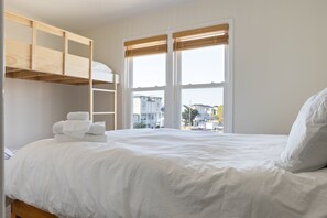 2 bedrooms, free WiFi, bed sheets - 4 min walk to beach | 15 min walk to CB Boardwalk (Carolina Beach)