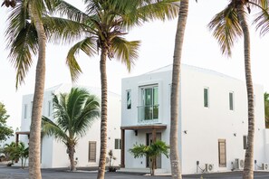 Ein modernes Gebäude mit flachem Dach, großen Fenstern und heller Fassade.