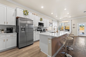 Private kitchen - WEST TEXAS STAY WITH HOT TUB & PATIO (Midland)