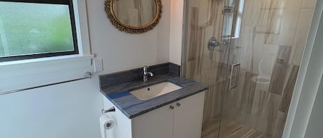 Douche, séchoir à cheveux, serviettes fournies, savon