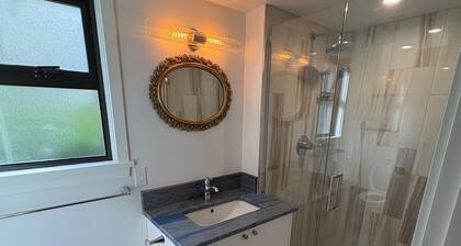 Ground floor suite in beautiful Vancouver Heights!