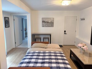 1 bedroom, in-room safe, desk, free WiFi - Ground floor suite in beautiful Vancouver Heights! (Vancouver)