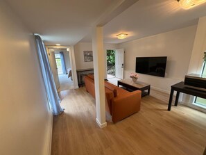 Smart TV - Ground floor suite in beautiful Vancouver Heights! (Vancouver)