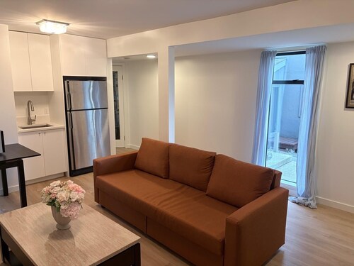 Ground floor suite in beautiful Vancouver Heights!