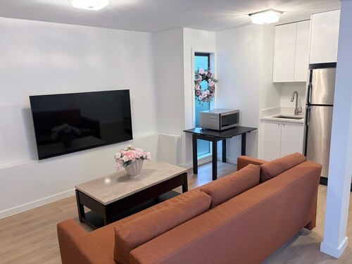 Ground floor suite in beautiful Vancouver Heights!