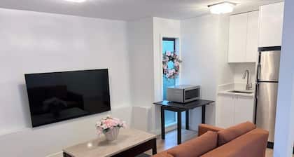 Ground floor suite in beautiful Vancouver Heights!