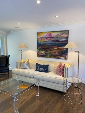 Living area - Spacious 4-bedroom house in enchanting Pacifica near Beach (Pacifica)