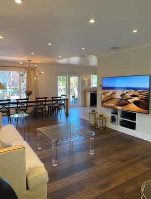 Living area - Spacious 4-bedroom house in enchanting Pacifica near Beach (Pacifica)